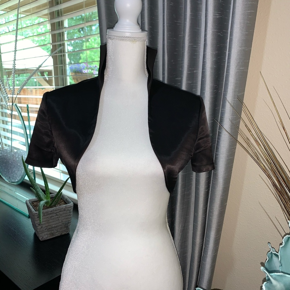 Beautiful short sleeves short cardigan